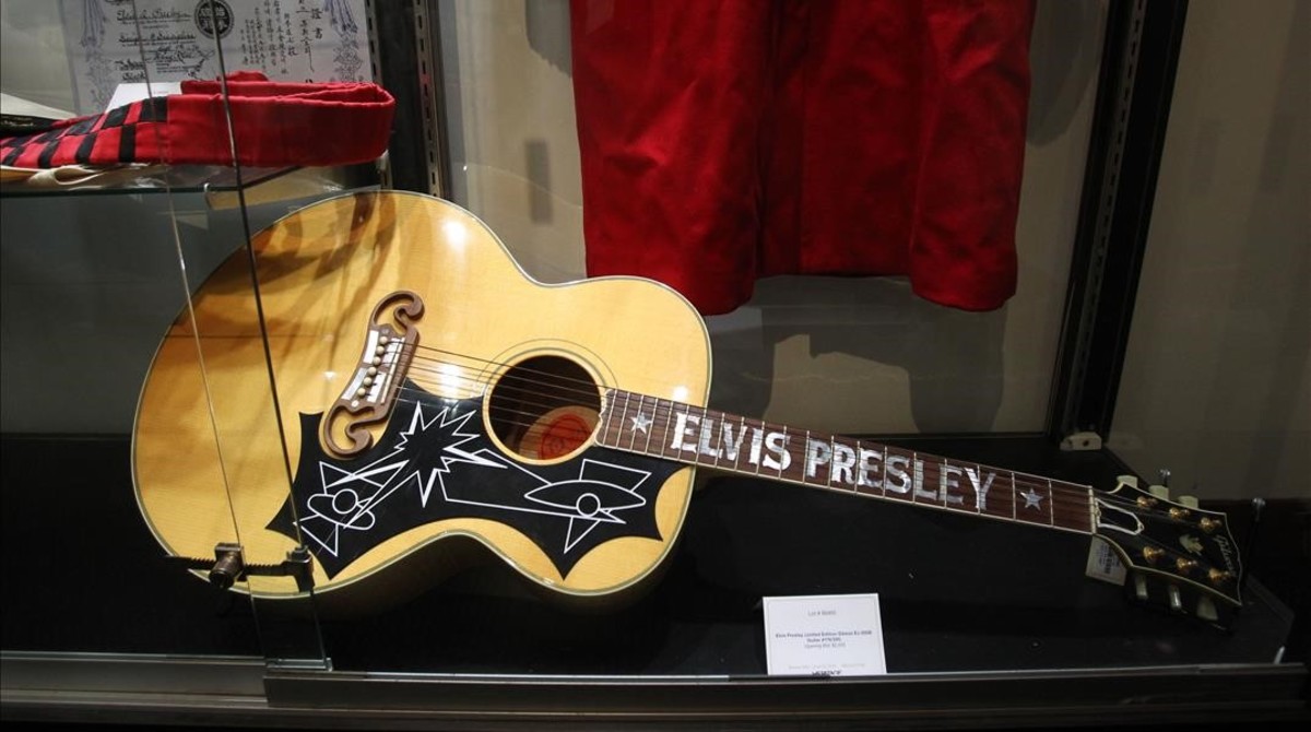 Una guitarra Gibson modelo Elvis Presley.