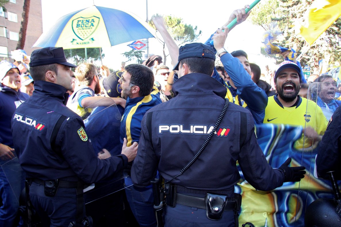 La policía frena a los fans de Boca Juniors.