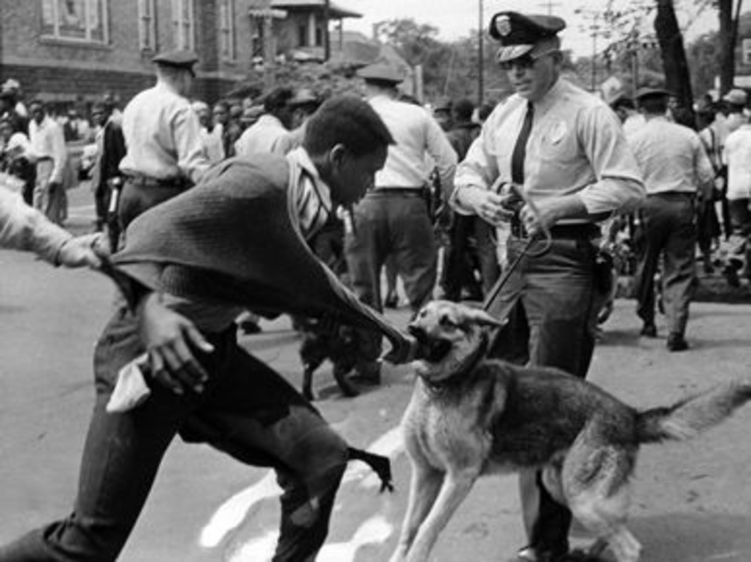 Enfrentamientos entre policÃ­a y homosexuales en los alrededores del Stonewall, en Nueva York en 1969.