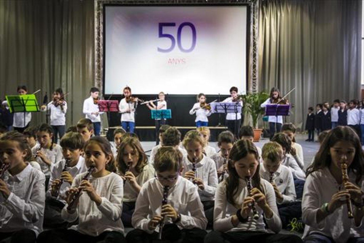 Fiesta 8ActuaciÃ³n musical de alumnos de la escuela Aula en el acto de celebraciÃ³n del 50 aniversario del centro, ayer.
