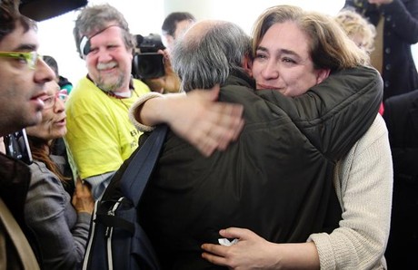 Ada Colau se abraza con un afectado ante los juzgados de Barcelona.