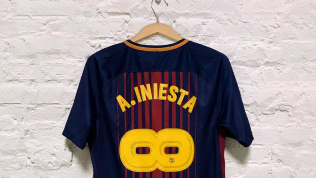 La camiseta del 'infinito' Andrés Iniesta causa furor