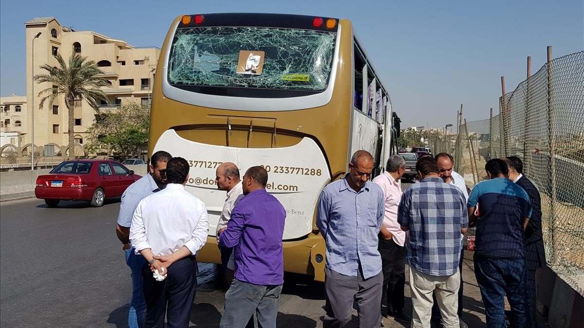 El bus donde ha ocurrido la explosión cerca de un museo en construcción al lado de las pirámides de Giza en El Cairo (Egipto). 