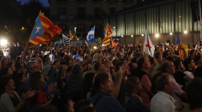 [ARA ÉS L'HORA] Seguimiento y valoración de los resultados electorales del 29-O Simpatitzants-junts-pel-aquest-diumenge-davant-del-born-centre-cultural-candidatura-organitzat-seguiment-nit-electoral-1443379522927