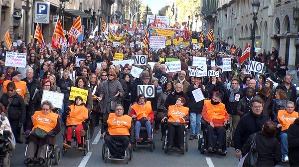 Decenas de miles de manifestantes denuncian las polticas de austeridad del PP y de la Generalitat