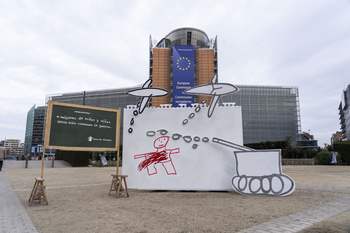 Dibujo a gran escala de una niña siria instalado delante de la Comisión Europea en Bruselas. 