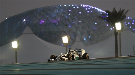 Hamilton conduce el Mercedes durante la segunda sesin de libres en el circuito de Yas Marina.