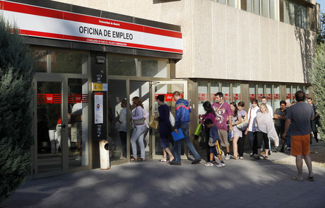 Joves desocupats entren en una oficina de l'Inem a Madrid.