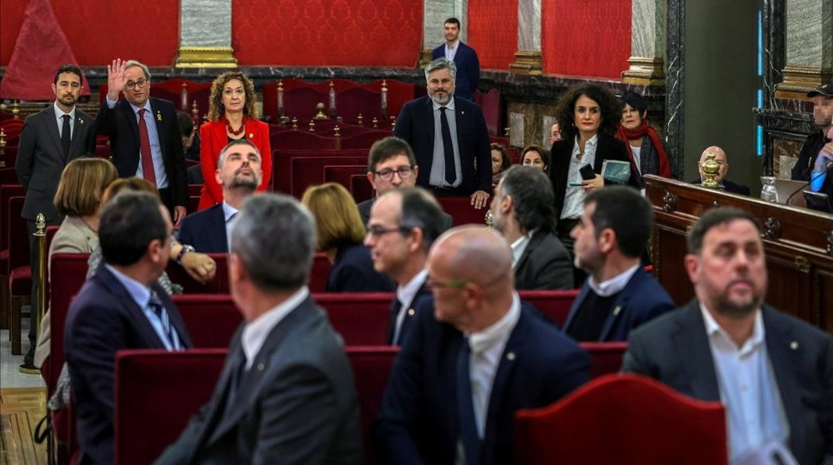 El presidente de la Generalitat, Quim Torra, saluda a los líderes independentistas procesados por el proceso soberanista. 