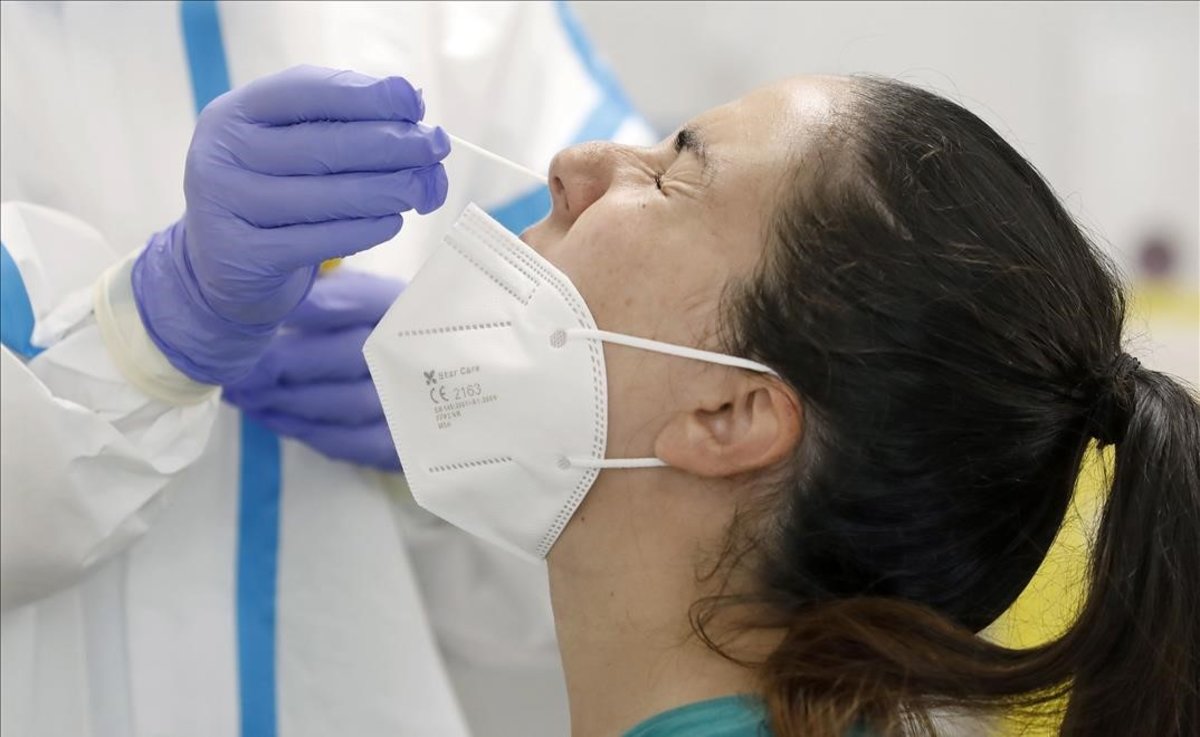 Una mujer se seomete a una prueba de coronavirus en un CAP de Barcelona.