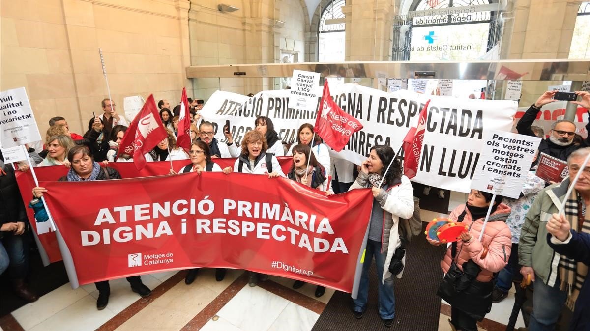ManifestaciÃ³n de mÃ©dicos en la sede del Institut CatalÃ  de la Salut (ICS) en la primera jornada de huelga en la atenciÃ³n primaria.
