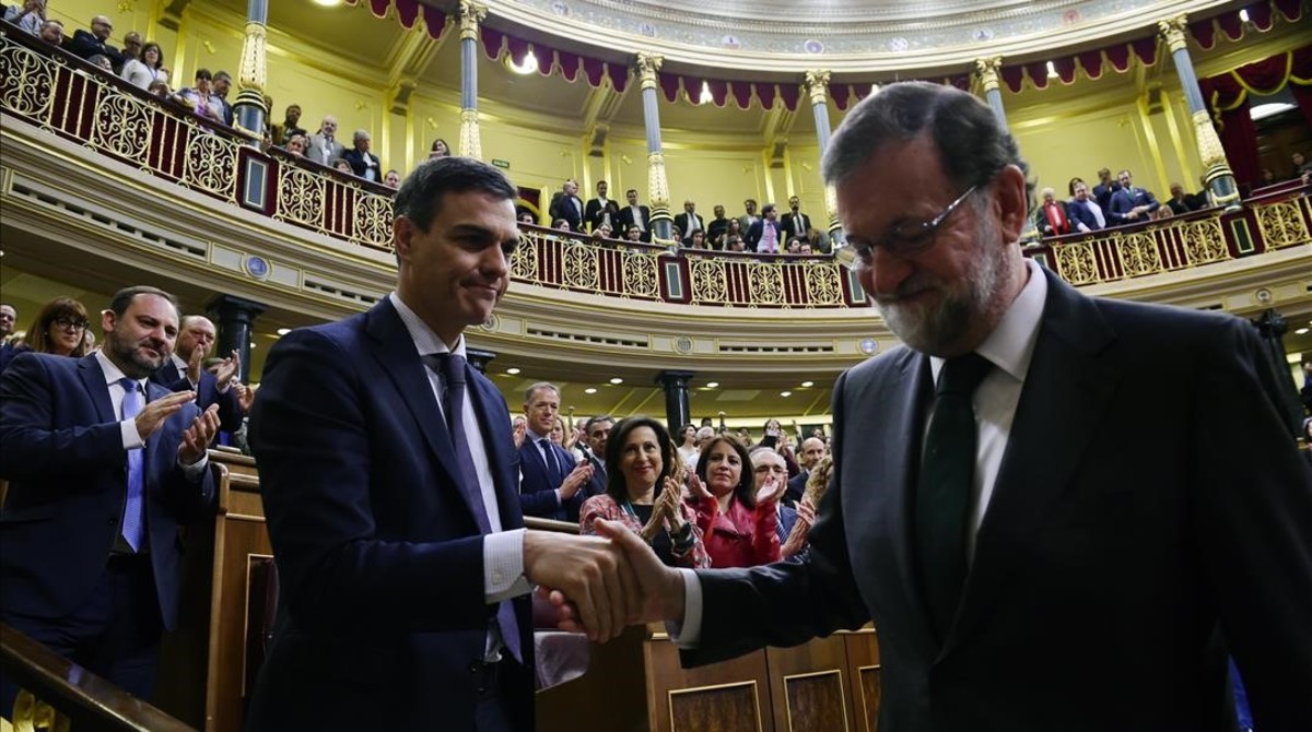 [EFE] SONDEO ELECCIONES GENERALES: C's MODERA SU ASCENSO Y EL PP RECUPERA TERRENO GRACIAS A LAS PRIMARIAS Pedro-sanchez-saluda-mariano-rajoy-final-del-pleno-mocion-censura-pasado-viernes-1528042516387