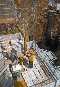 Obras en la base de la torre central de la Sagrada Família, a 85 metros, ayer.