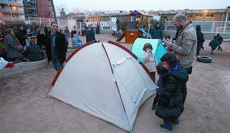 Unos padres ponen tiendas en el patio de La Maquinista, ayer por la tarde, y preparan su acampada particular.