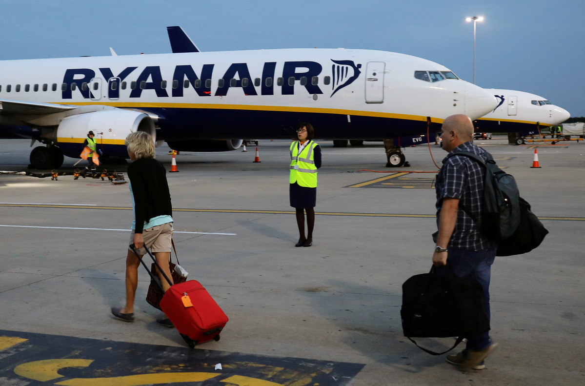 Resultado de imagen de Facua denuncia a Ryanair por su medida de cobrar por el equipaje de mano