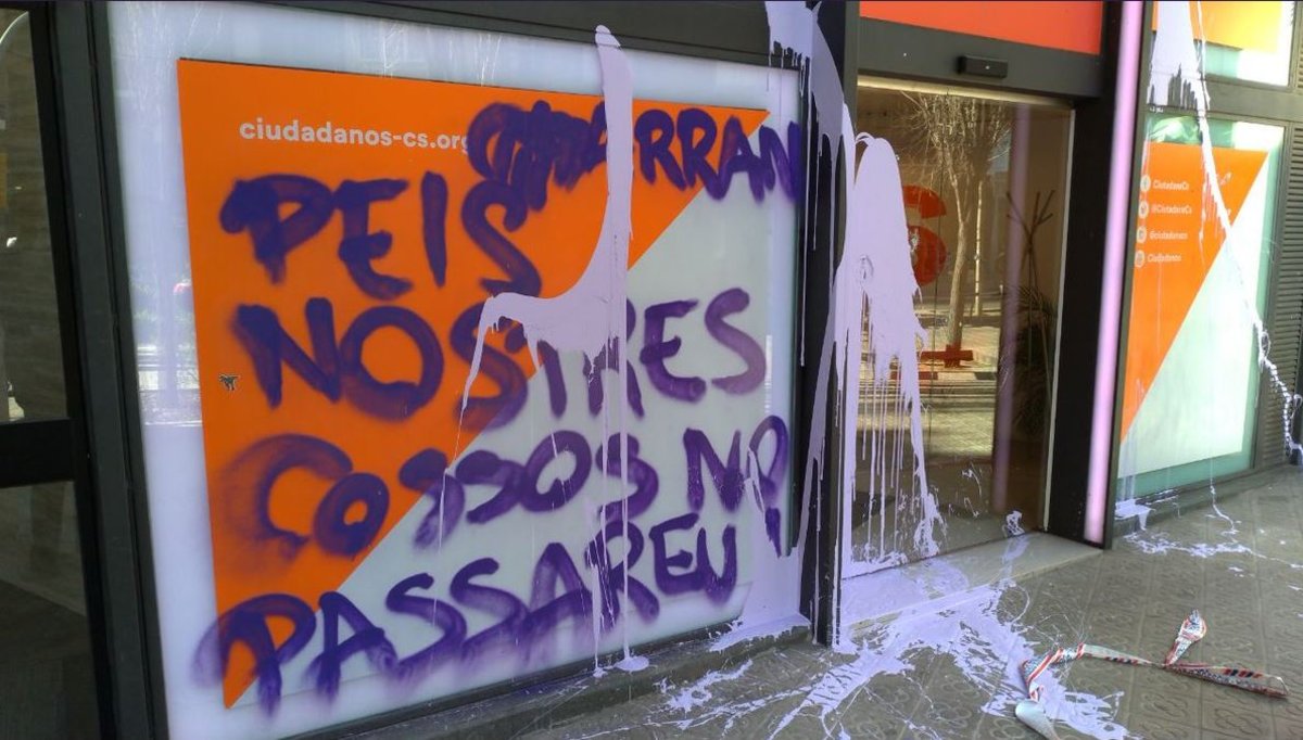 [EFE] 15 de Enero de 2018 - Trump: "La ley y el orden se impondrán en todo el territorio español con o sin la fuerza" Pintadas-arran-sede-barcelonesa-1552990417318