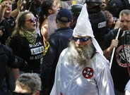 Miembros del Ku Klux Klan, escoltados por la policía, en Charlottesville. 