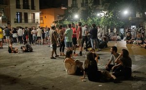 Fiesta en lla plaza del Sol, en Gràcia, durante la verbena de Sant Joan