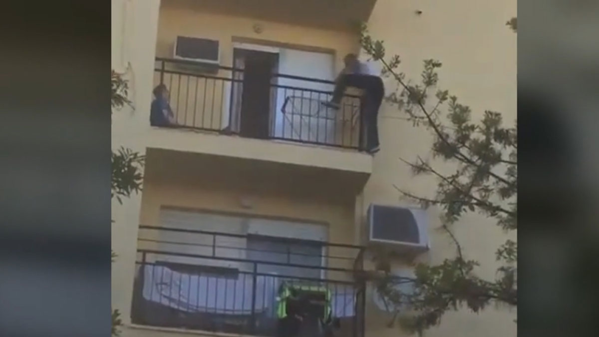 Un hombre de Bormujos (Sevilla) trepa por la fachada para rescatar a unas vecinas durante un incendio.