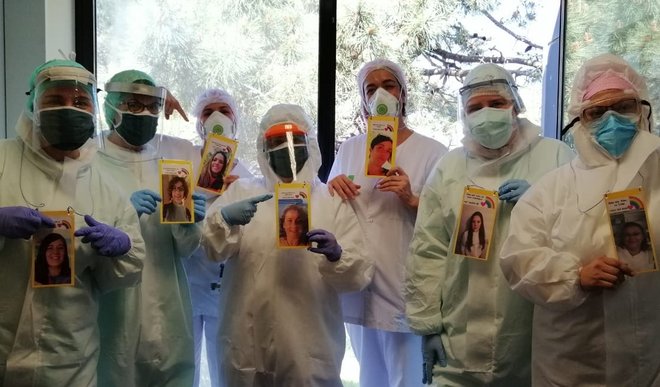 Los miembros del equipo de enfemería con sus fotos identificativas colgadas del cuello.