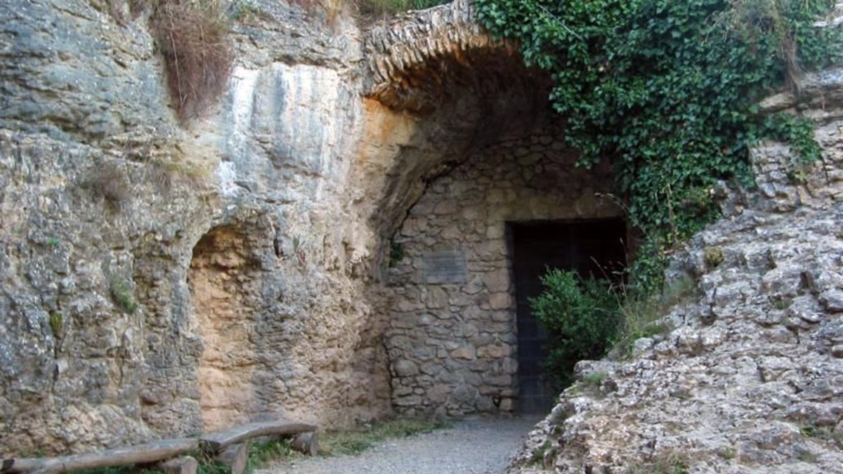 https://estaticos.elperiodico.com/resources/jpg/8/4/entrada-cueva-del-parque-prehistorico-las-cuevas-del-toll-moia-1590773383148.jpg