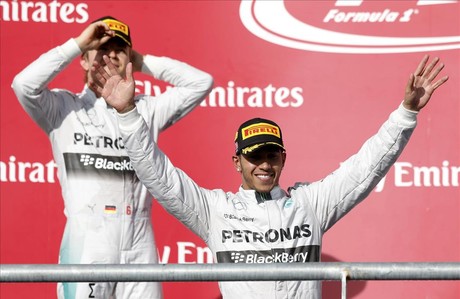 Lewis Hamilton saluda desde el podio del circuito de las Amricas ante su compaero, Nico Rosberg, relegado a la segunda plaza.