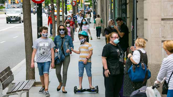 Only 5% of Spaniards have antibodies against the coronavirus.  In the photo, Barcelonans strolling through the Sants neighborhood.