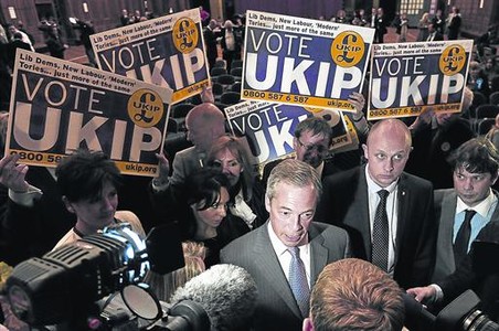 Nigel Farage parla amb els mitjans al saber la seva victria en la nit electoral.