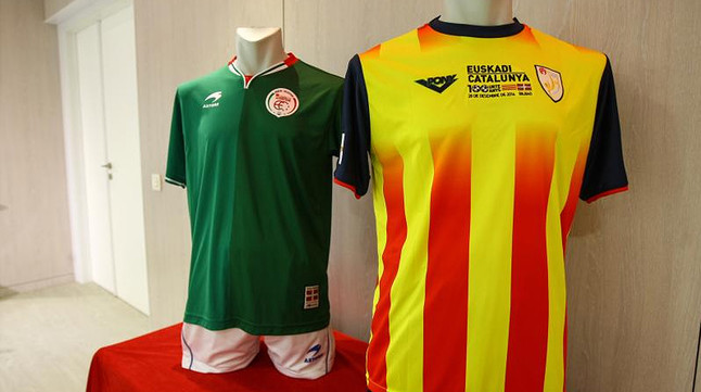 Las camisetas de Catalunya y Euskadi, durante la presentación del partido que enfrentará a ambas selecciones en San Mamés.