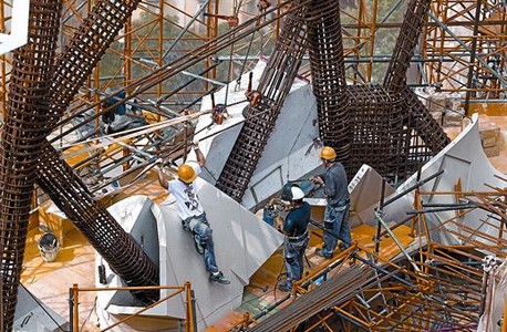 Obras en la base de la torre central de la Sagrada Família, a 85 metros, ayer.