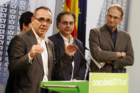Joan Coscubiela, en primer trmino, rodeado de la ejecutiva de ICV, este lunes, en Barcelona.