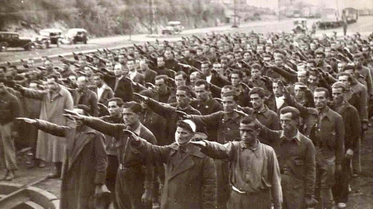 Prisioneros haciendo el saludo fascista en el campo de concentración de Irún, en Guipúzcoa.