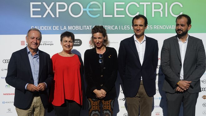 1572700126009 - BCN hace pedagogía con el vehículo 'enchufado' en Expoelèctric