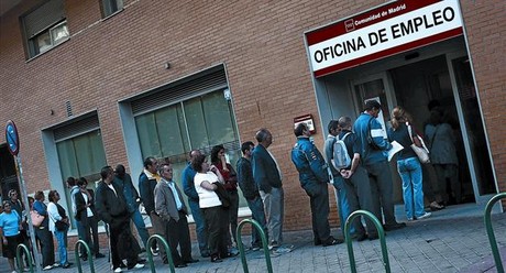 Parados haciendo cola en una oficina de empleo de Madrid.
