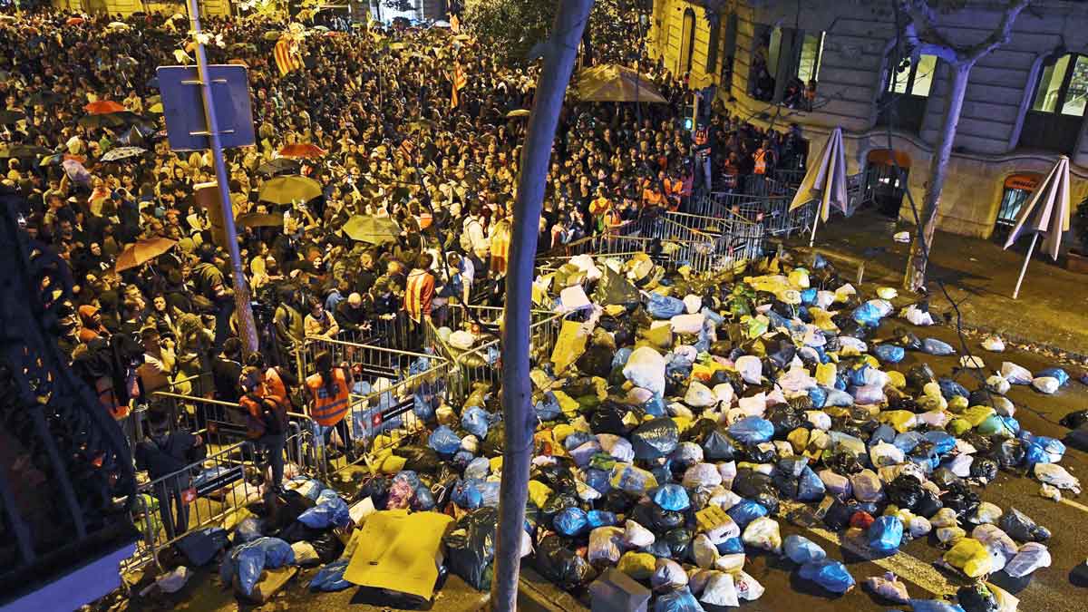 El prusés Catalufo Manifestantes-arrojan-bolsas-basura-cerca-delegacion-del-gobierno-barcelona-1571597051229