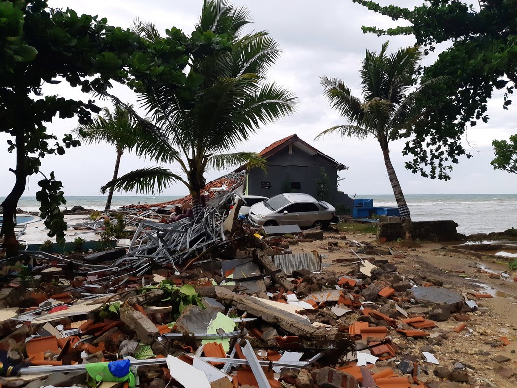  Indonesia  eleva a 429 los muertos en el tsunami  y mantiene 