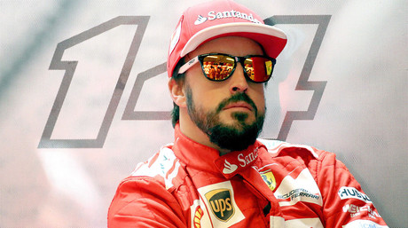Fernando Alonso, en el box de Ferrari, durante un descanso del GP de EEUU