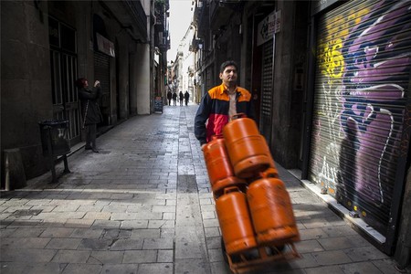 Repartidor de butano, en una calle del Barri Gtic de Barcelona.