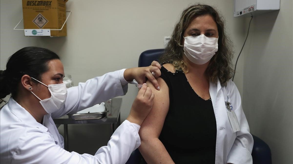 La vacuna de la gripe es segura en personas con covid