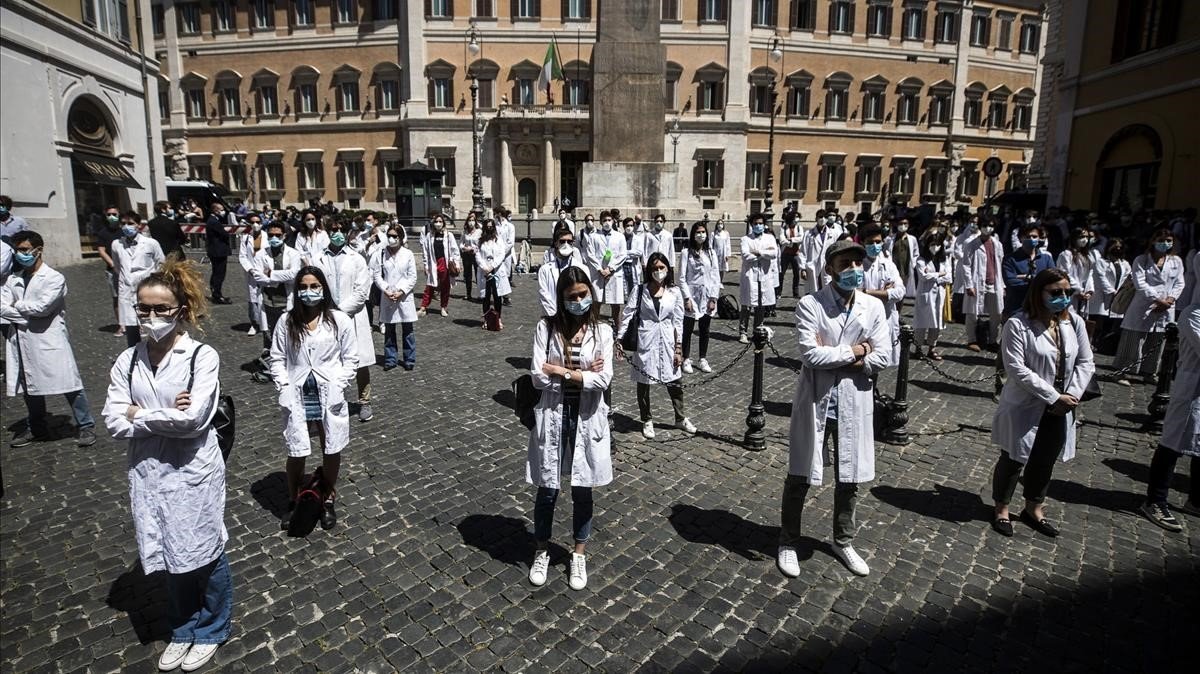 https://estaticos.elperiodico.com/resources/jpg/9/8/estudiantes-medicina-jovenes-doctores-protestan-frente-parlamento-italiano-roma-mayo-del-2020-1590601299989.jpg