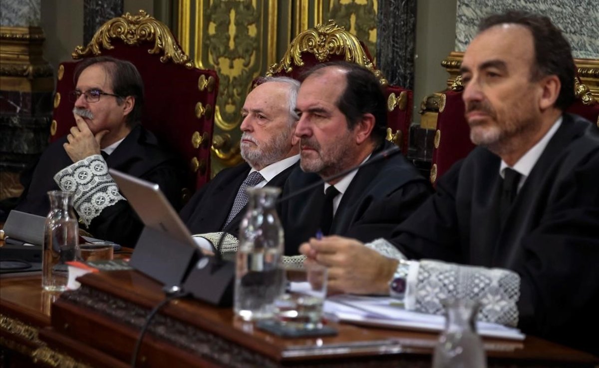 El presidente del tribunal y ponente de la sentencia,  Manuel Marchena (derecha), junto a (de izquierda a derecha) los magistrados Andrés Palomo, Luciano Varela y Andrés Martínez Arrieta.